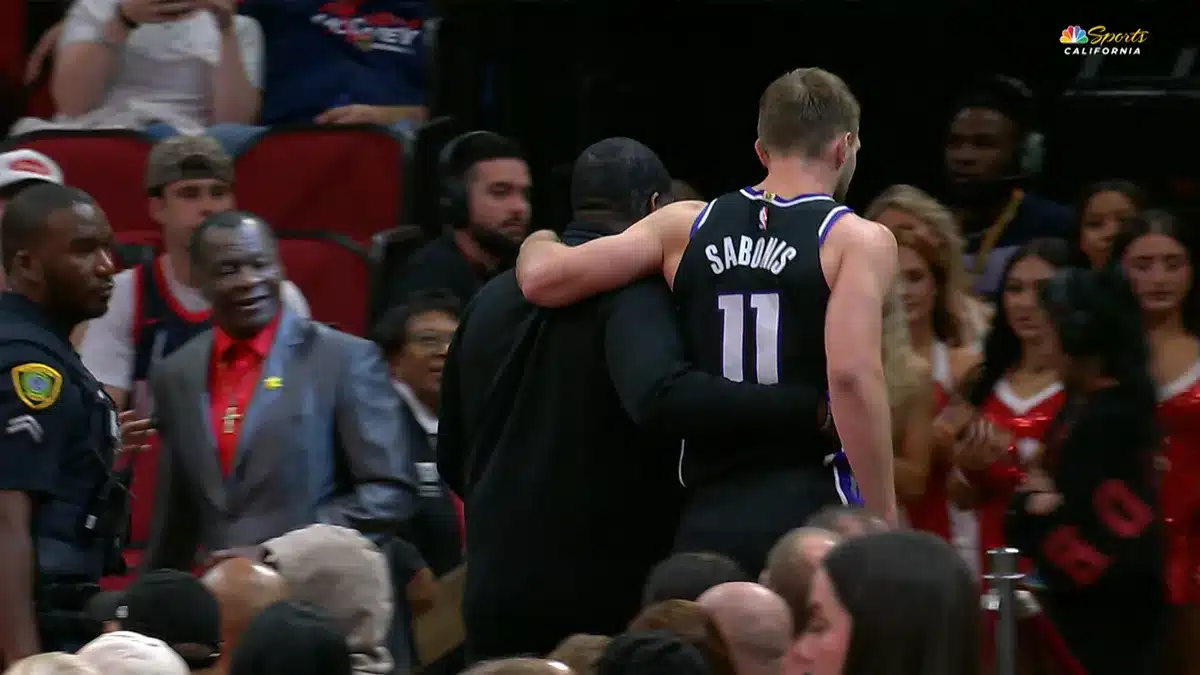 Kings’ Domantas Sabonis leaves game vs. Grizzlies after rolling right ankle