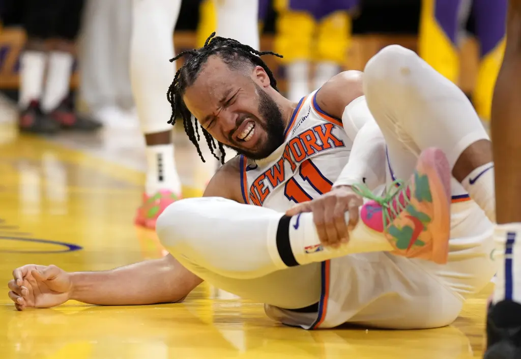 Jalen Brunson leaves Knicks overtime loss to Lakers with right ankle sprain