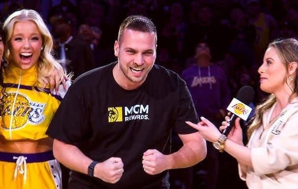 Lakers Fan To Pay Off Wedding After Hitting 0K Half-Court Shot